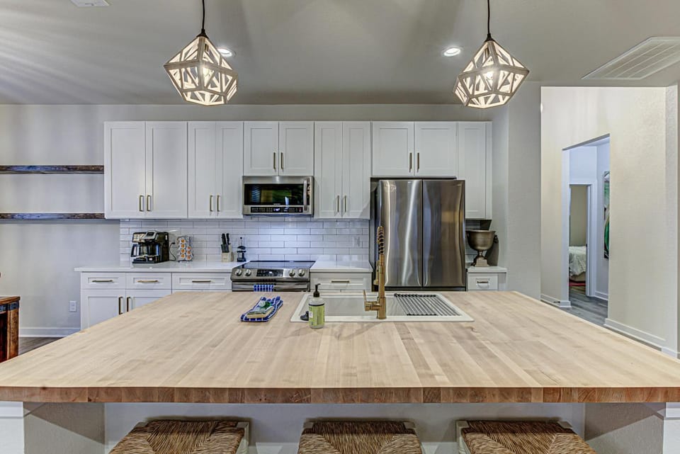 3BD Escape for 8 with Fire Pit & Patio Near Lake LBJ House in Cottonwood Shores