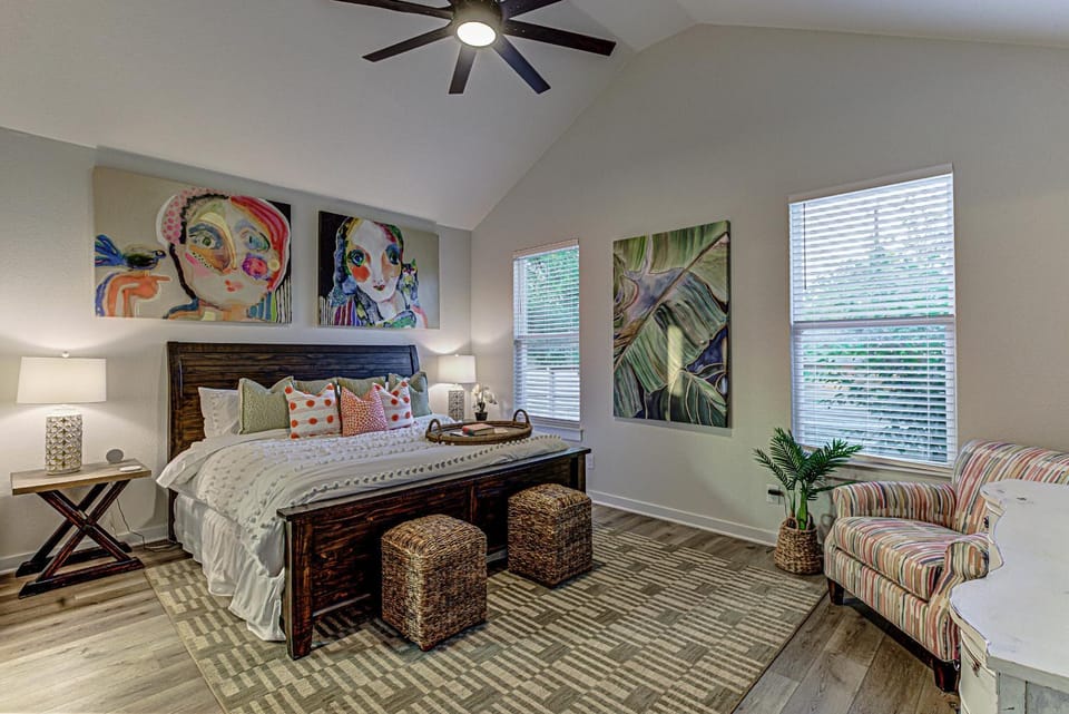 3BD Escape for 8 with Fire Pit & Patio Near Lake LBJ House in Cottonwood Shores