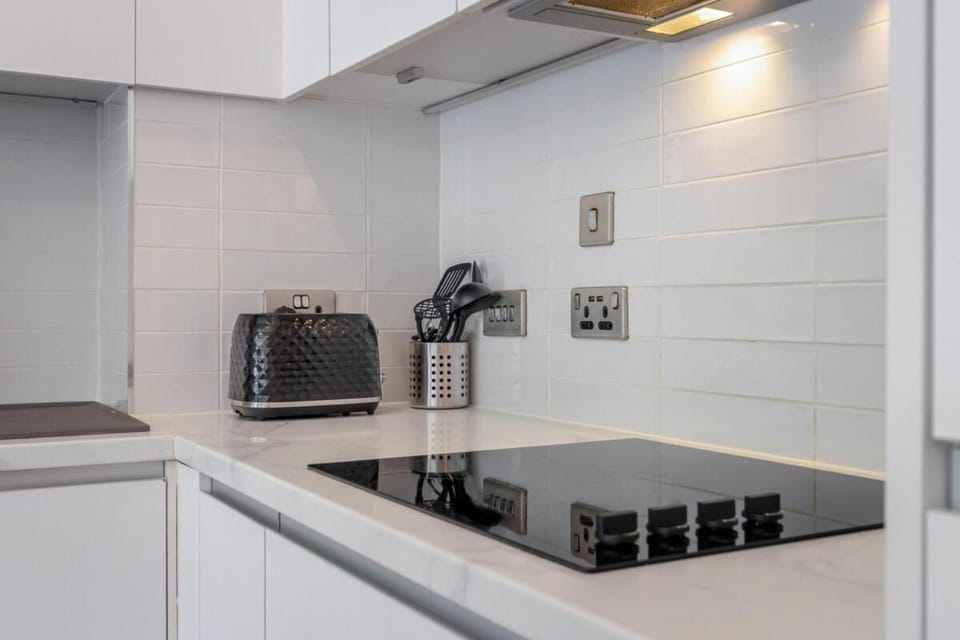 Modern 1-Bed Flat, Steps from Broad Street, Fast Internet Apartment in Birmingham