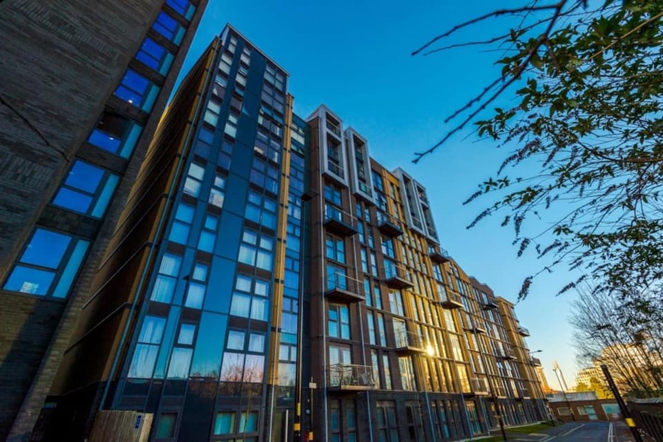 Modern 1-Bed Flat, Steps from Broad Street, Fast Internet Apartment in Birmingham
