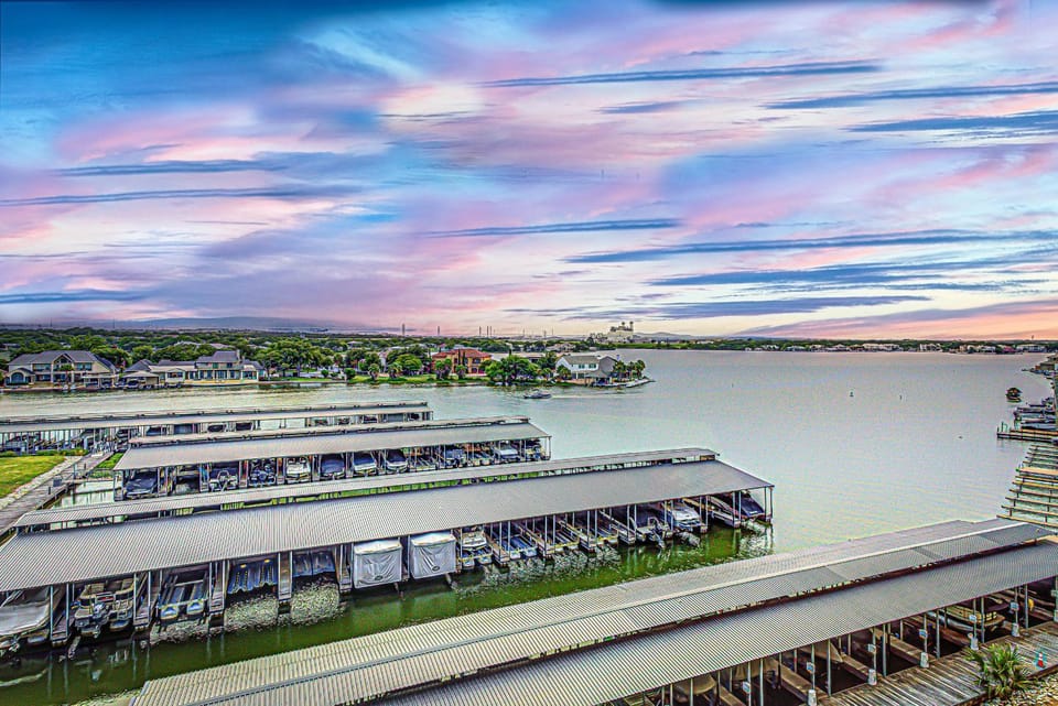 Chic 2BD with Balcony Pool Hot Tub & Marina Views House in Lake Lyndon B Johnson