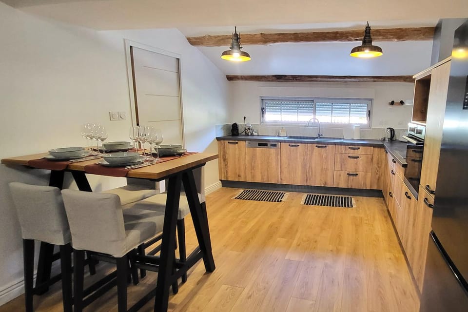 Kitchen or kitchenette, Dining area