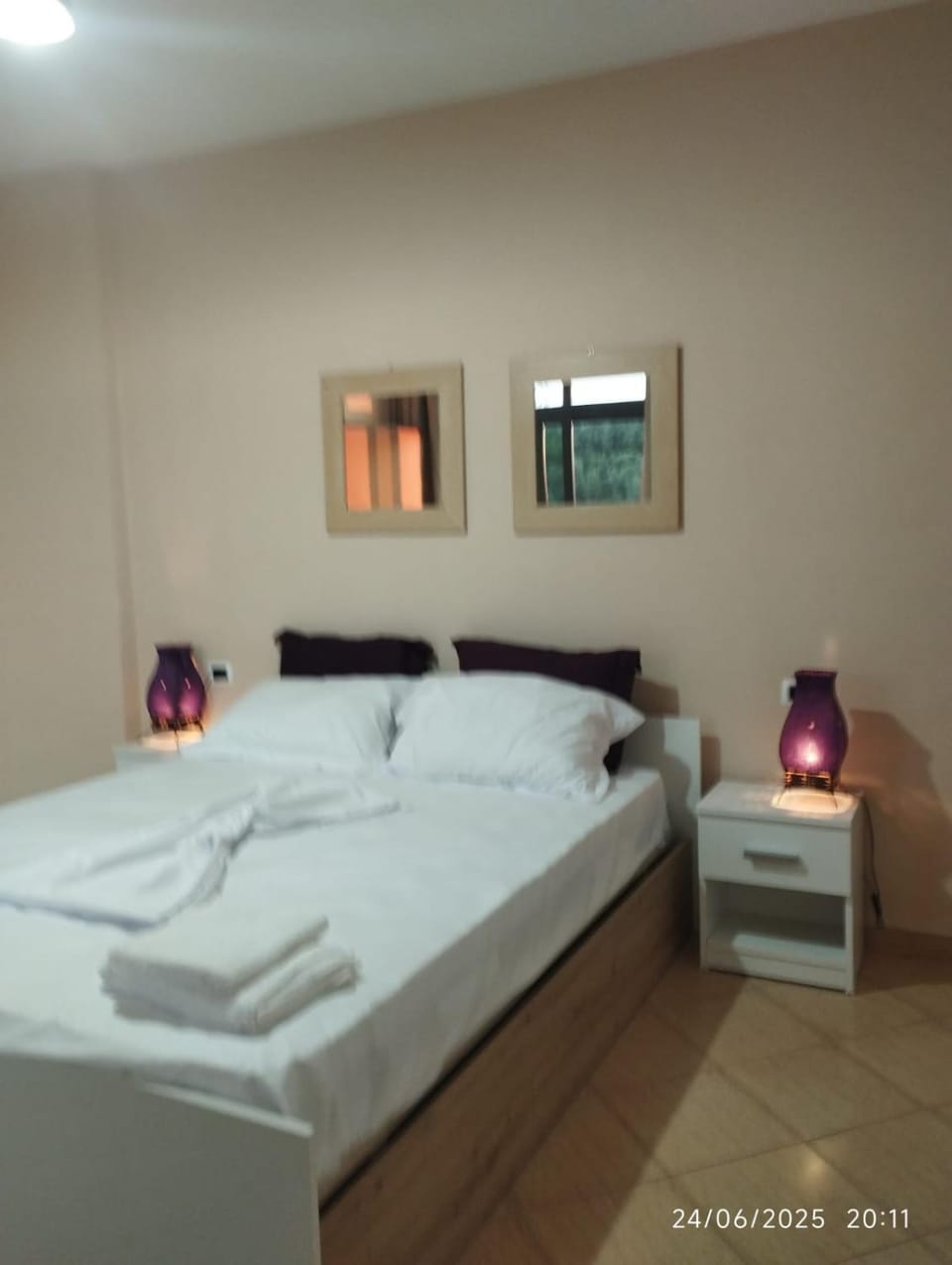 Bed, Bedroom, towels