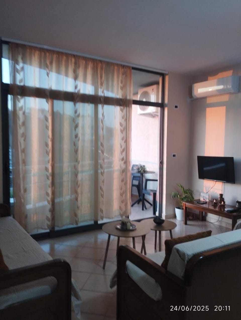 Living room, Seating area, Evening entertainment, air conditioner