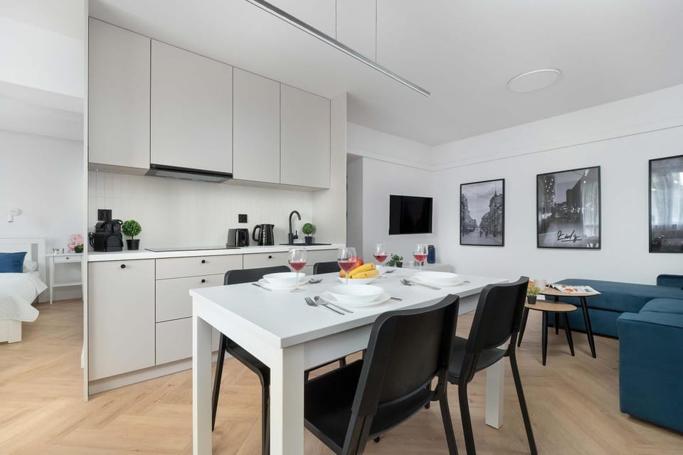 TV and multimedia, Kitchen or kitchenette, Living room, Seating area, Dining area