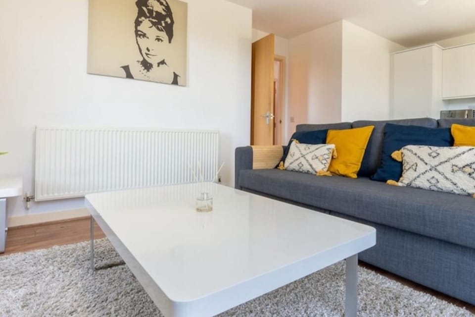 LuxuryStayLong-Sleeps6-FreeParking-FreeGym-Terrace Apartment in Brentford