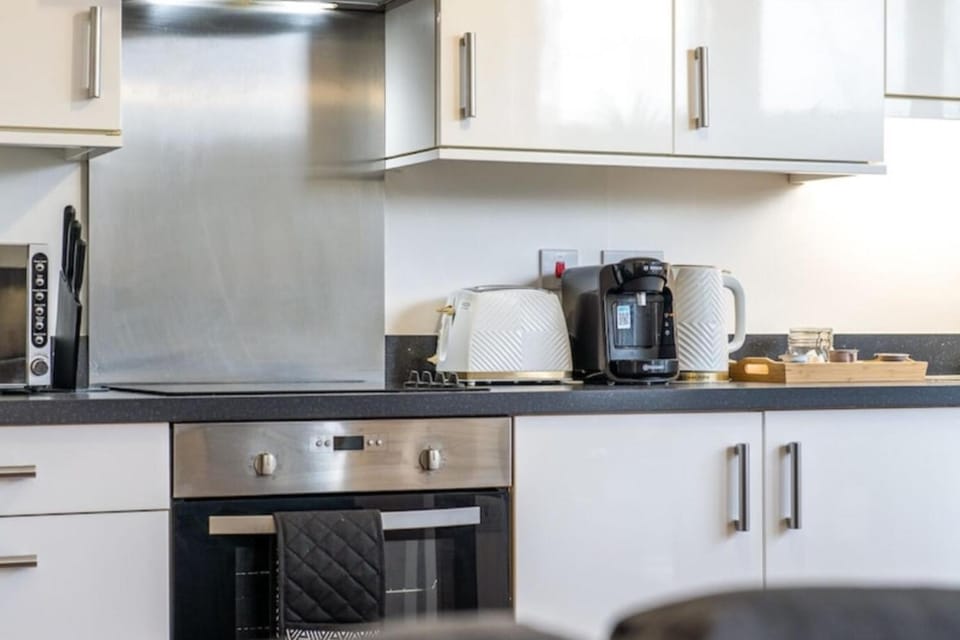 LuxuryStayLong-Sleeps6-FreeParking-FreeGym-Terrace Apartment in Brentford