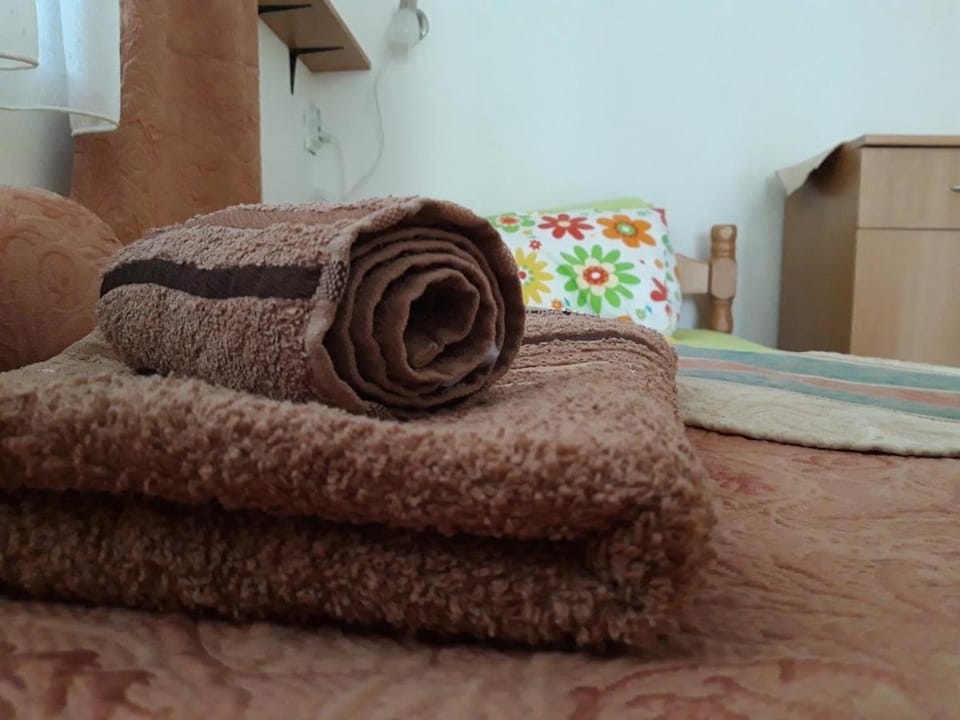 Bedroom, towels