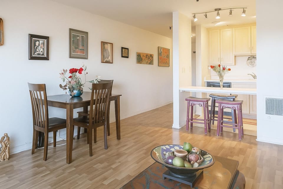 Kitchen or kitchenette, Living room, Seating area, Dining area