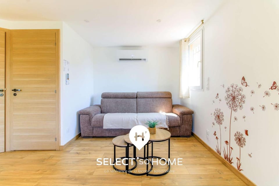 Living room, Seating area, air conditioner