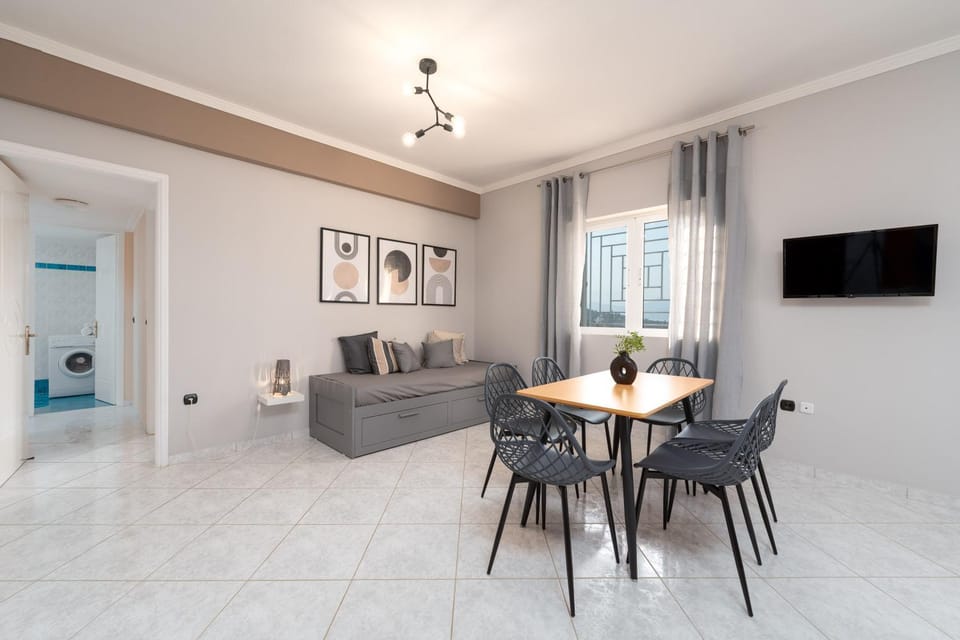 TV and multimedia, Living room, Seating area, Dining area