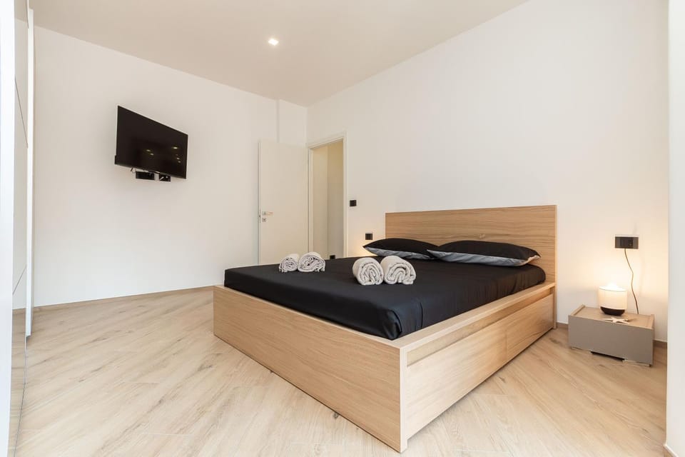 Bed, TV and multimedia, Photo of the whole room, Bedroom, towels, wardrobe