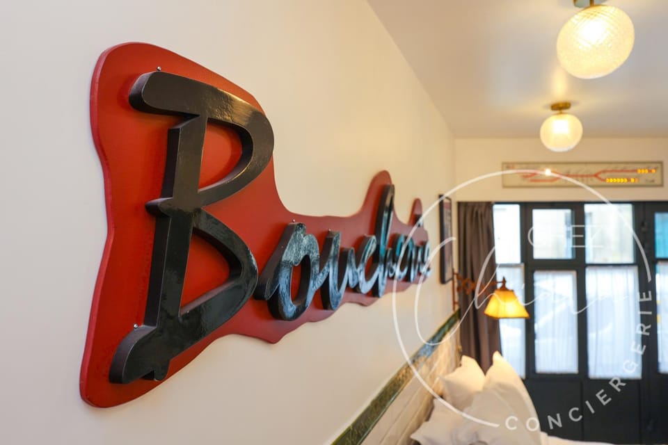 Paris Retro Bistro Escape Authentic & Cozy Apartment in Paris