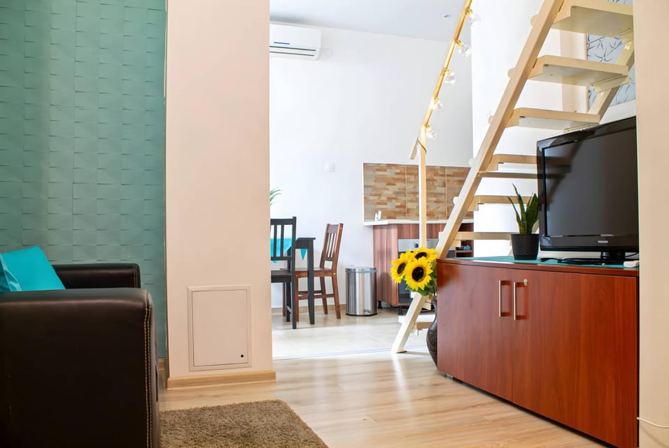 Communal lounge/ TV room, TV and multimedia, Living room, Seating area, Evening entertainment, air conditioner
