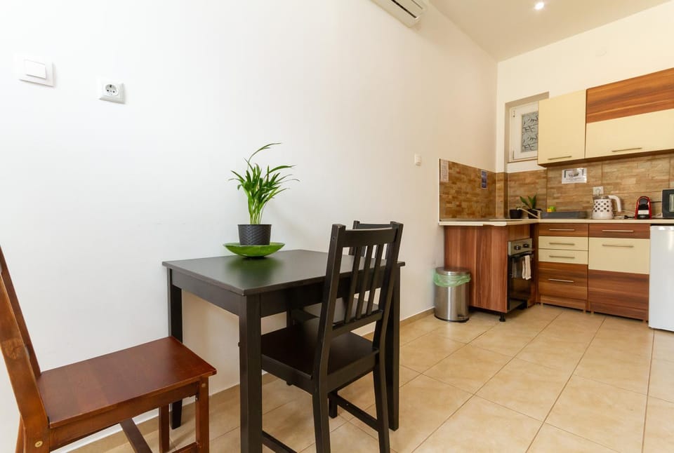 Kitchen or kitchenette, Dining area, stove