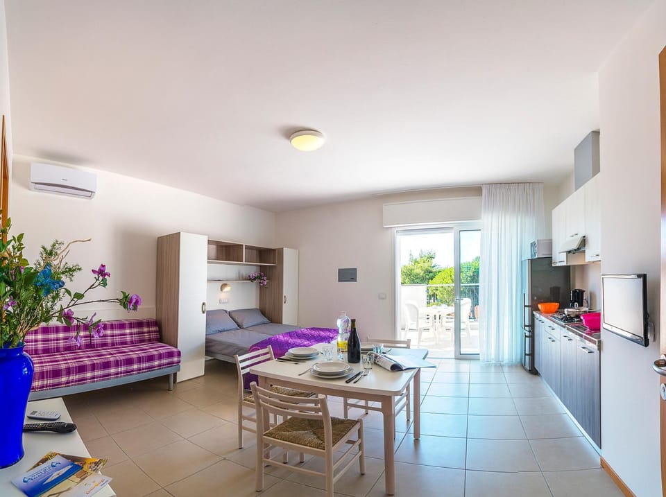 Kitchen or kitchenette, Dining area, Bedroom