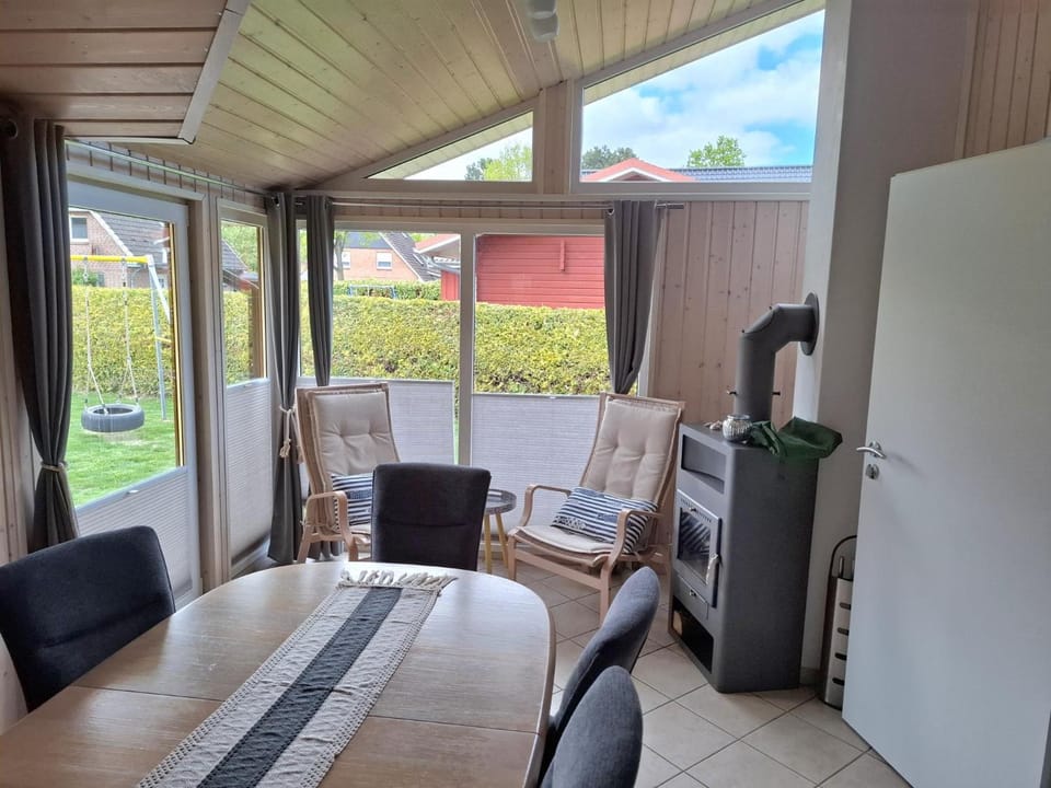 Kinderfreundliches 6 Personen Ferienhaus mit zwei Duschen und Toiletten, Sauna, Whirlpool und einem Wintergarten mit Kaminofen in Otterndorf House in Otterndorf