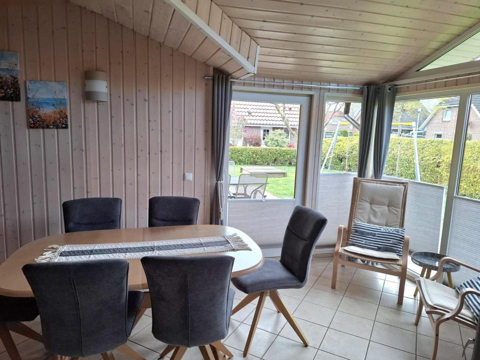 Kinderfreundliches 6 Personen Ferienhaus mit zwei Duschen und Toiletten, Sauna, Whirlpool und einem Wintergarten mit Kaminofen in Otterndorf House in Otterndorf