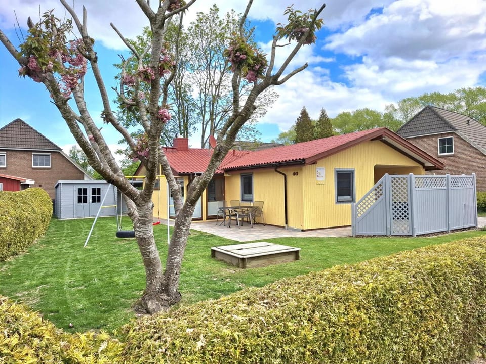 Kinderfreundliches 6 Personen Ferienhaus mit zwei Duschen und Toiletten, Sauna, Whirlpool und einem Wintergarten mit Kaminofen in Otterndorf House in Otterndorf