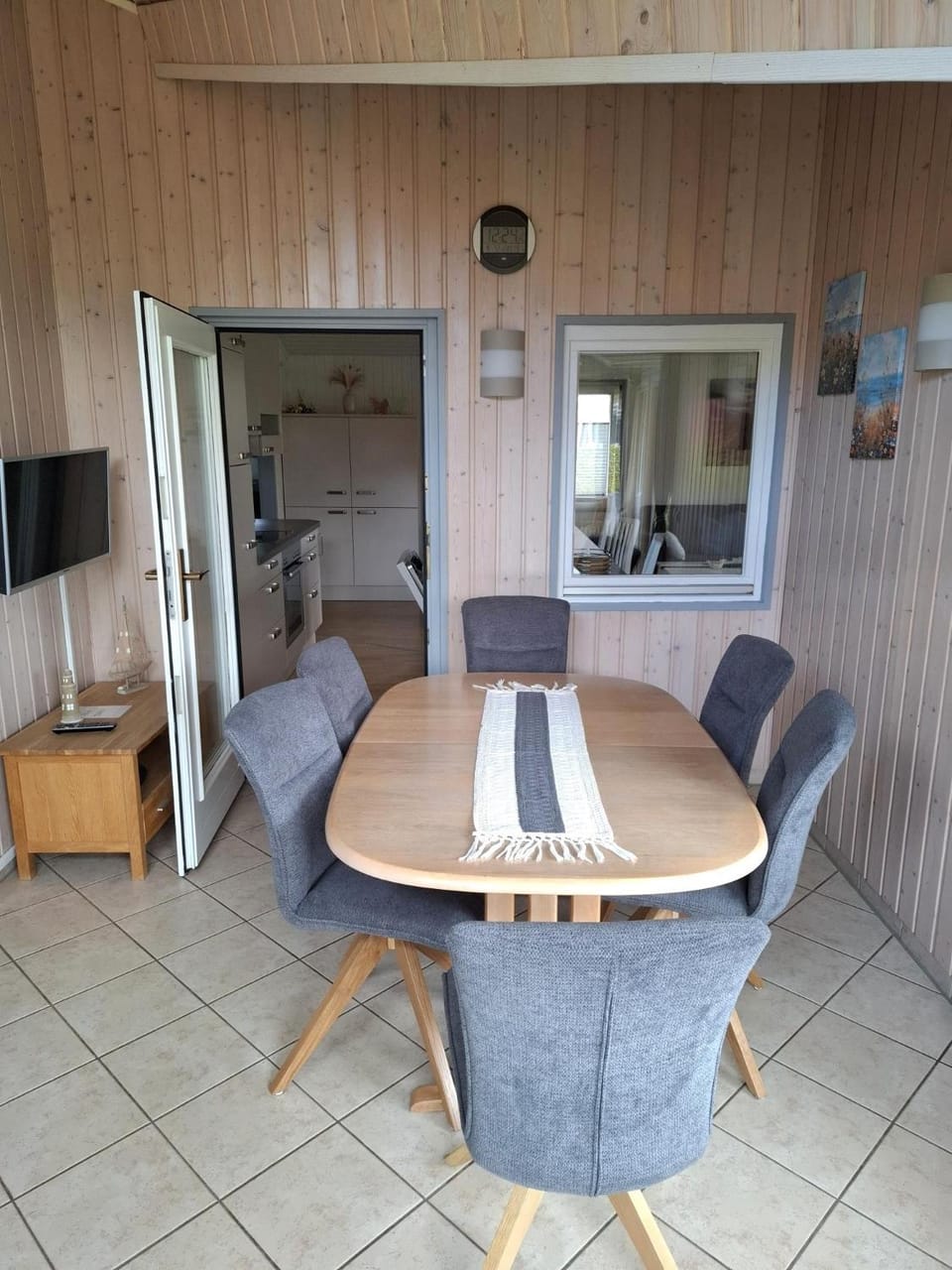 Kinderfreundliches 6 Personen Ferienhaus mit zwei Duschen und Toiletten, Sauna, Whirlpool und einem Wintergarten mit Kaminofen in Otterndorf House in Otterndorf