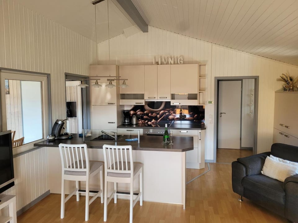Kinderfreundliches 6 Personen Ferienhaus mit zwei Duschen und Toiletten, Sauna, Whirlpool und einem Wintergarten mit Kaminofen in Otterndorf House in Otterndorf