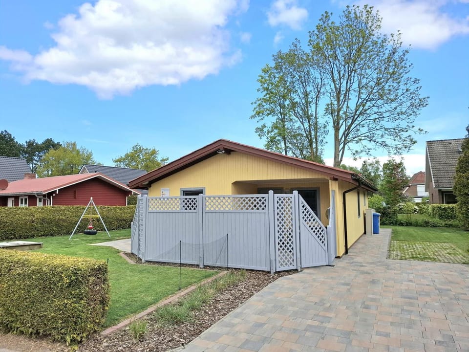 Kinderfreundliches 6 Personen Ferienhaus mit zwei Duschen und Toiletten, Sauna, Whirlpool und einem Wintergarten mit Kaminofen in Otterndorf House in Otterndorf
