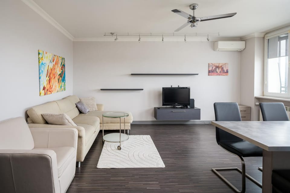 Communal lounge/ TV room, TV and multimedia, Living room, Seating area, Evening entertainment, air conditioner
