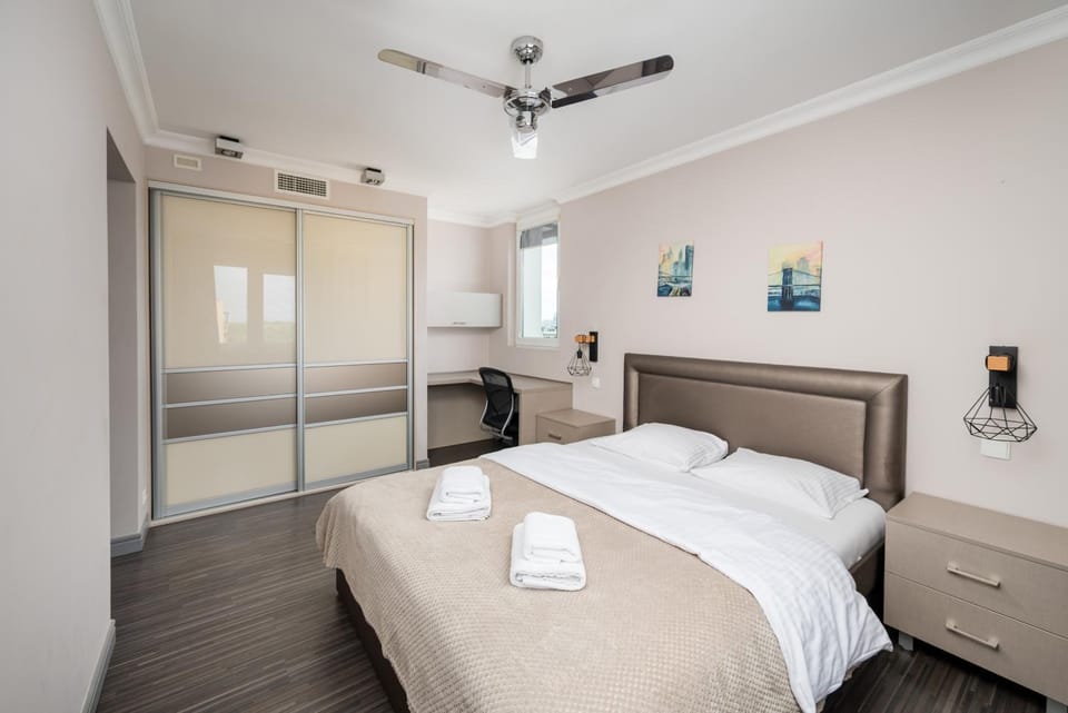 Bed, Photo of the whole room, Bedroom, towels
