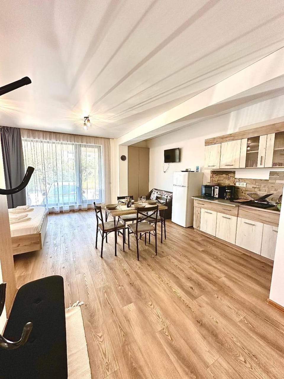 Kitchen or kitchenette, Seating area, Dining area, stove