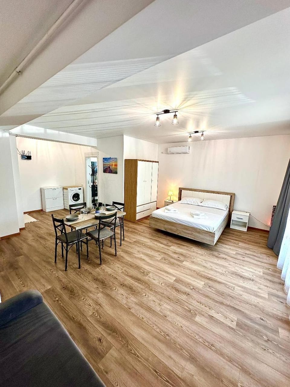 TV and multimedia, Seating area, Dining area