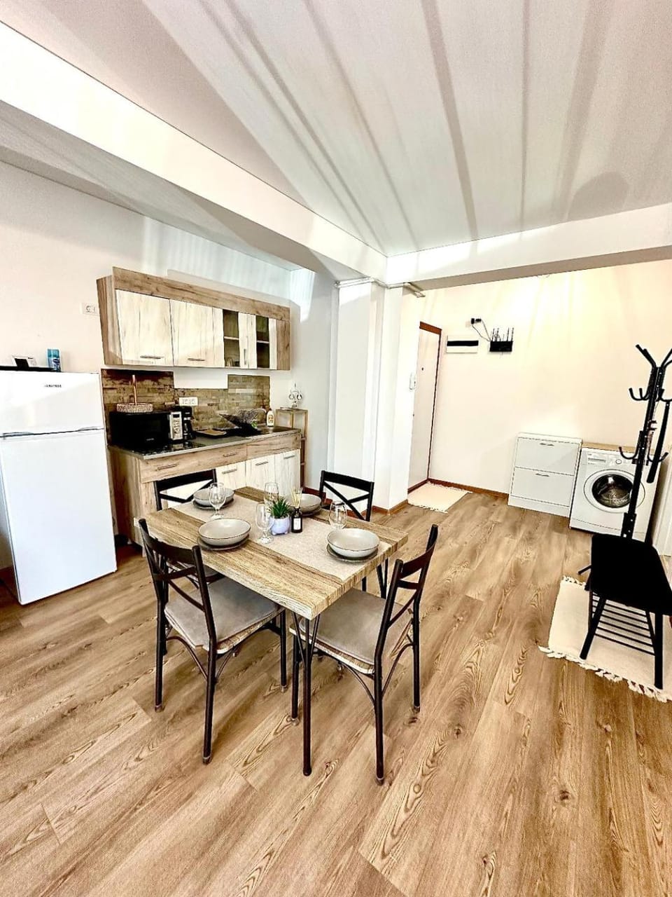 Kitchen or kitchenette, Dining area, oven