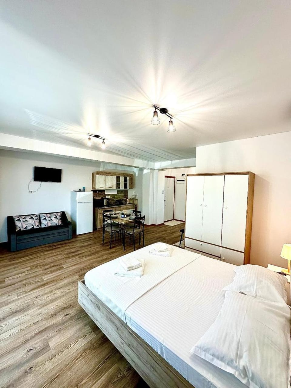 TV and multimedia, Kitchen or kitchenette, Dining area, wardrobe