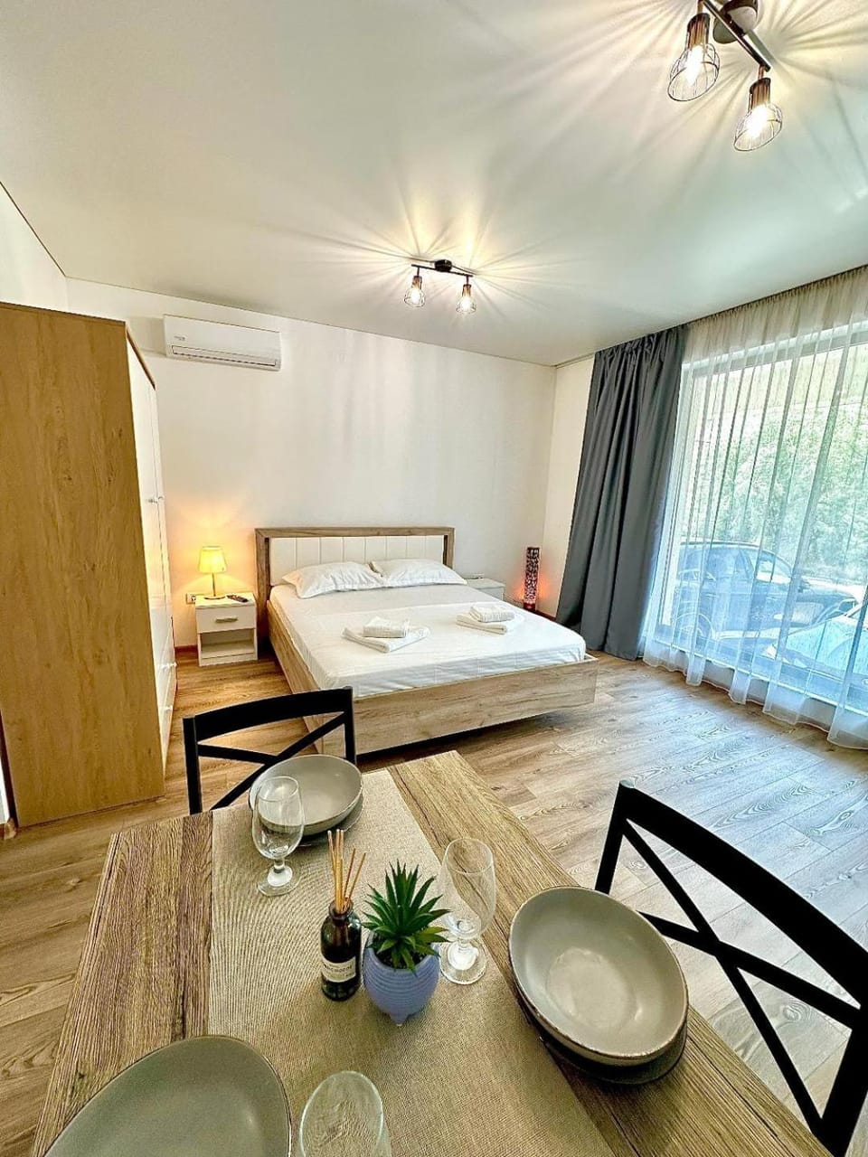 Photo of the whole room, Dining area, Bedroom