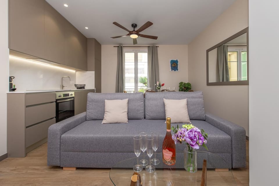 Kitchen or kitchenette, Living room, Seating area, Dining area