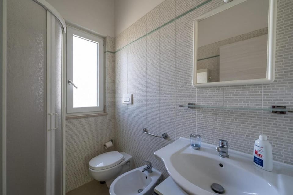 Shower, Toilet, Bathroom, bidet, towels