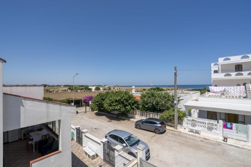 Property building, Day, Neighbourhood, Natural landscape, Sea view, Street view, Location, Parking