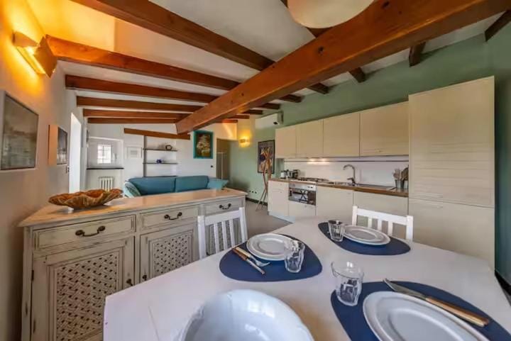 Kitchen or kitchenette, Dining area