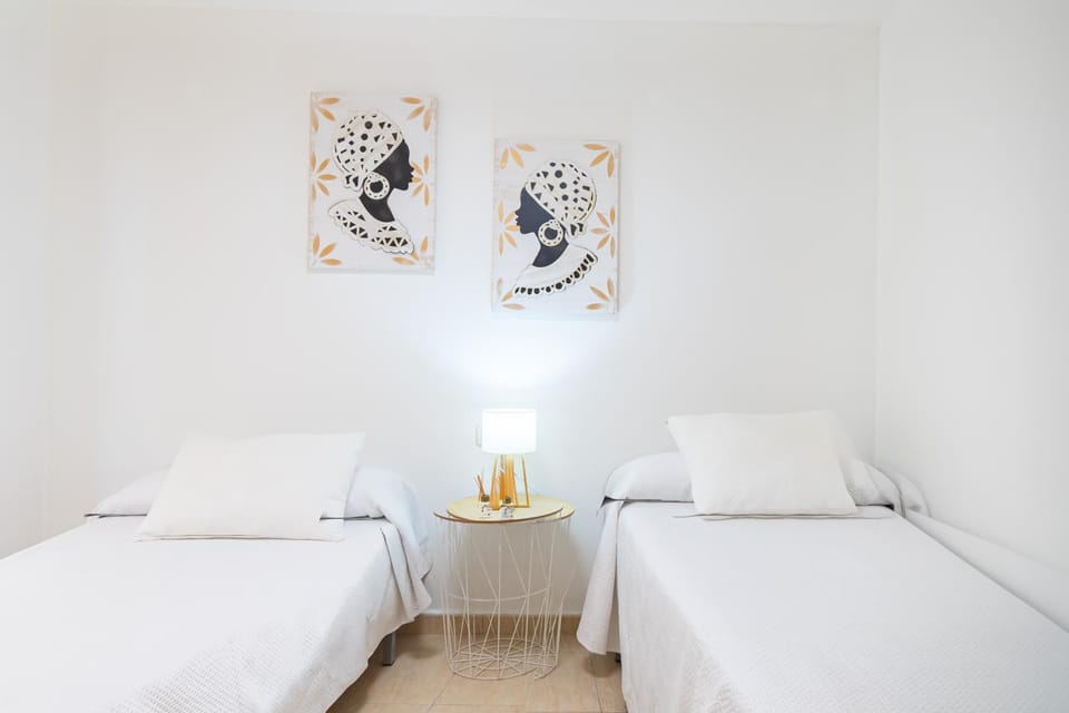 Bed, Photo of the whole room, Decorative detail, Bedroom