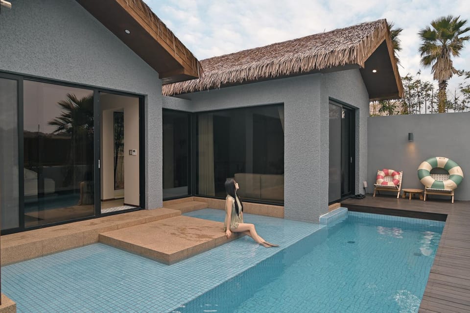 Property building, Day, Pool view, Swimming pool, sunbed