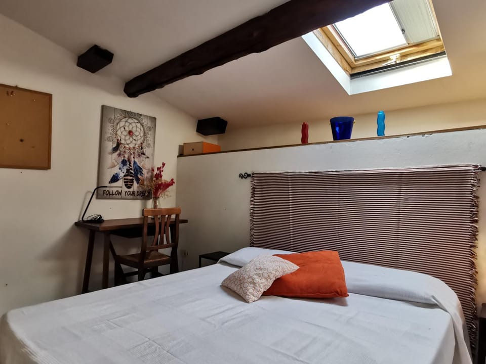 Bed, Photo of the whole room, Bedroom