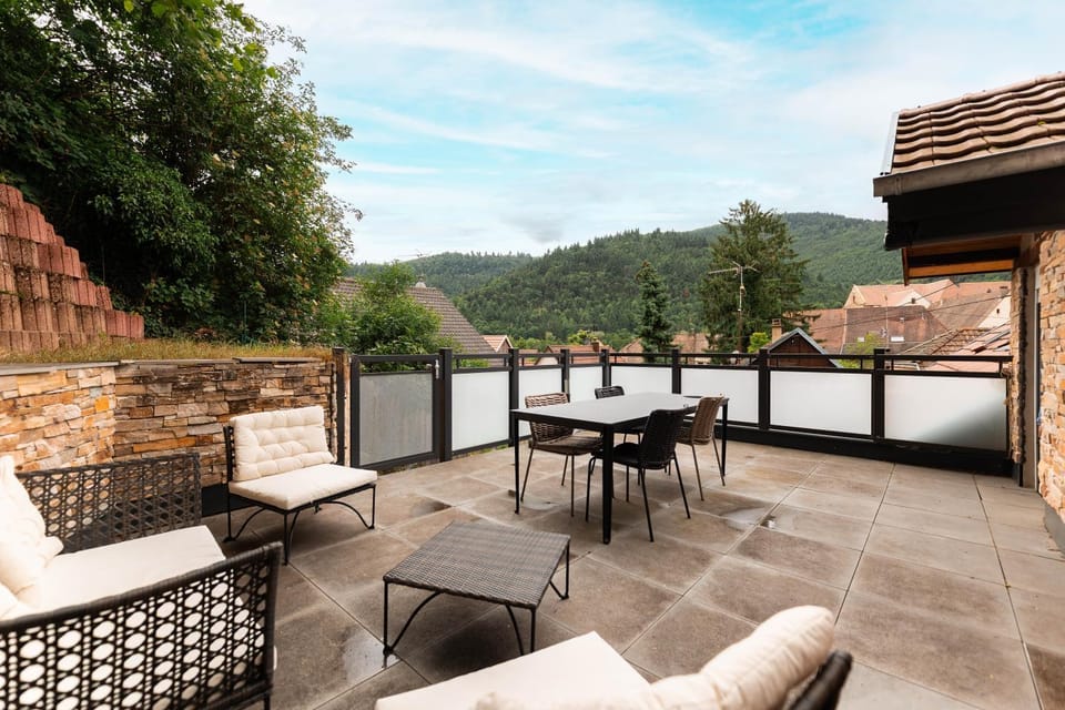 Natural landscape, View (from property/room), Balcony/Terrace, Dining area, Mountain view