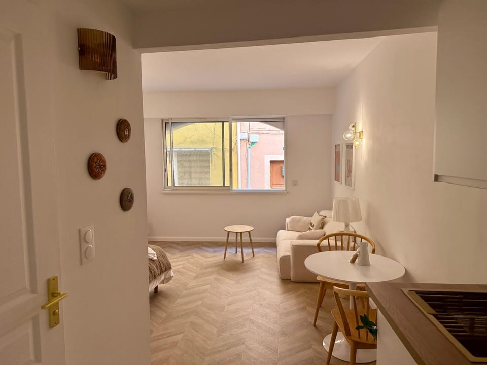 Living room, Photo of the whole room, Dining area