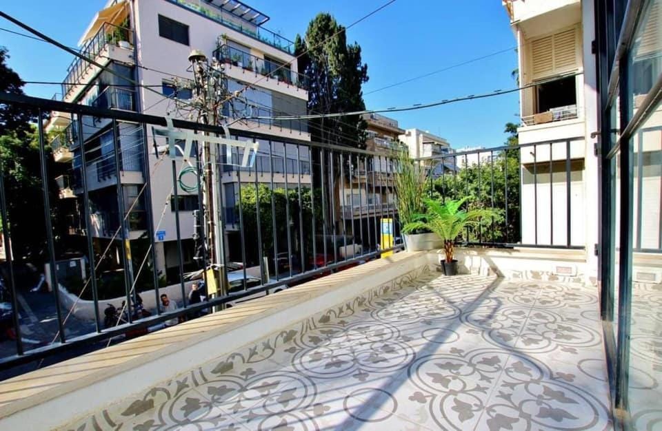 Property building, Neighbourhood, Balcony/Terrace
