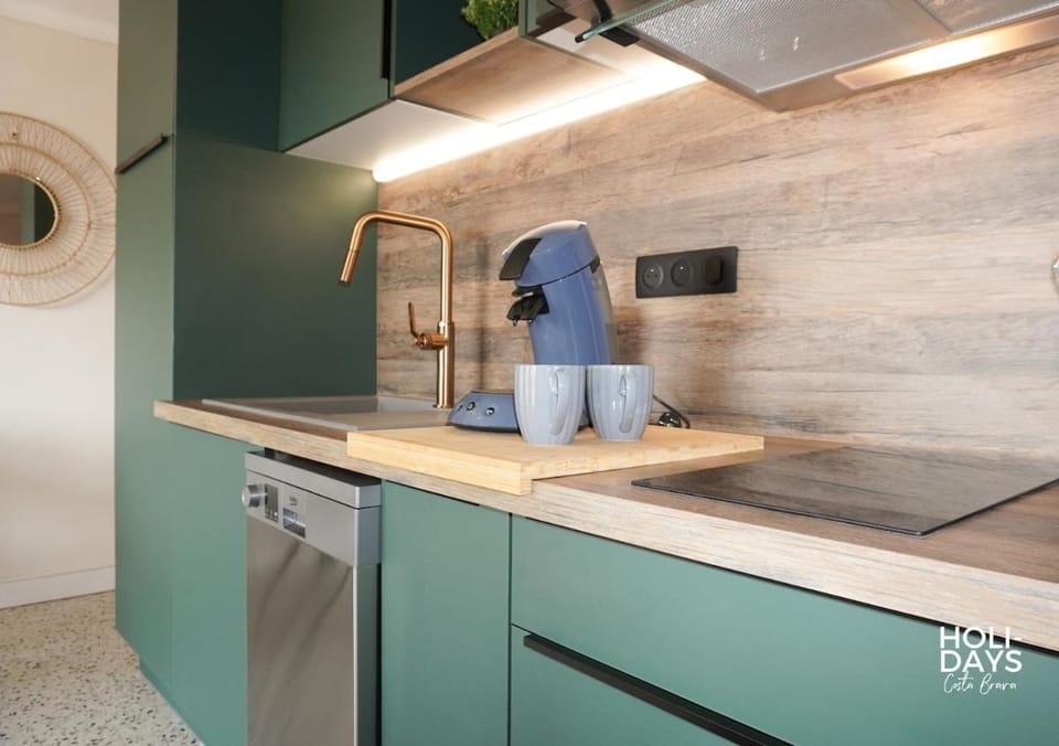 Kitchen or kitchenette, dishwasher, stove