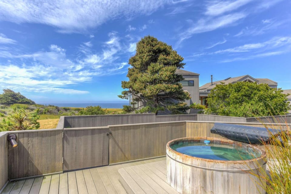 Ocean Retreat - BBQ Hot Tub & Ocean Views House in Sonoma County