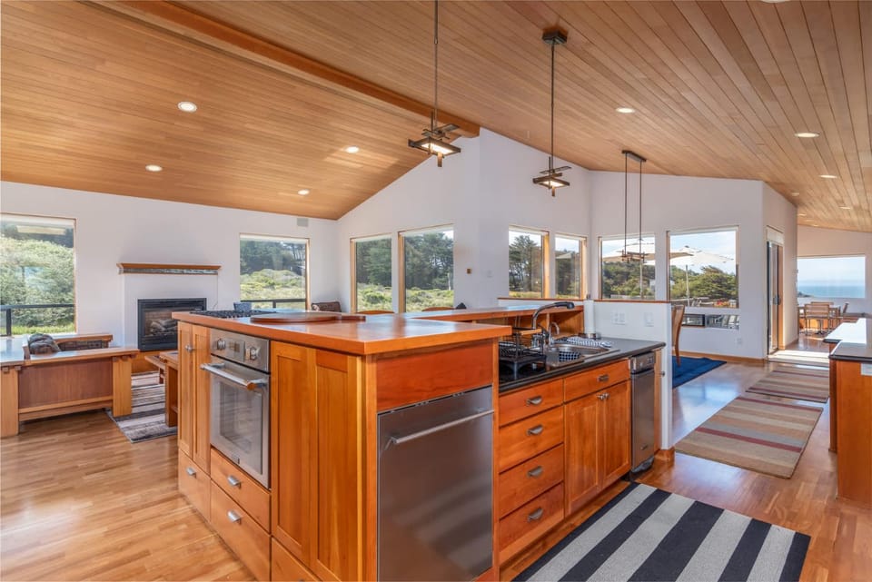 Ocean Retreat - BBQ Hot Tub & Ocean Views House in Sonoma County