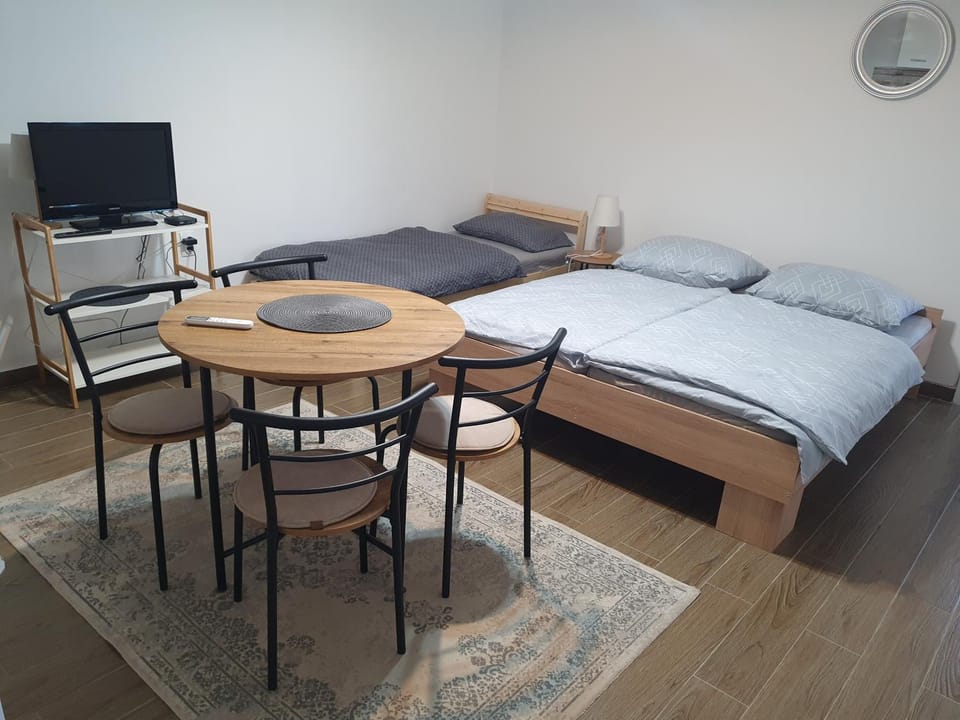 TV and multimedia, Photo of the whole room, Dining area, Bedroom