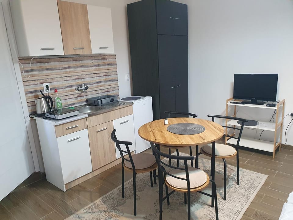 TV and multimedia, Kitchen or kitchenette, Dining area, stove