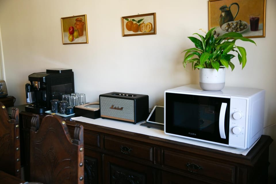 TV and multimedia, TV and multimedia, Coffee/tea facilities, microwave