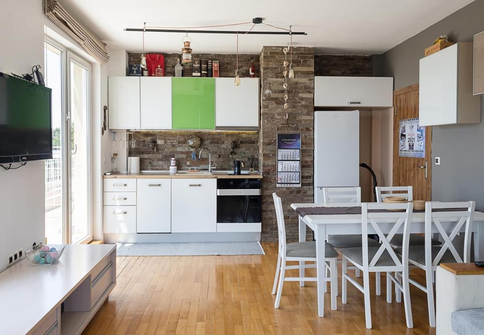 TV and multimedia, Kitchen or kitchenette, Dining area, dishwasher, oven, stove